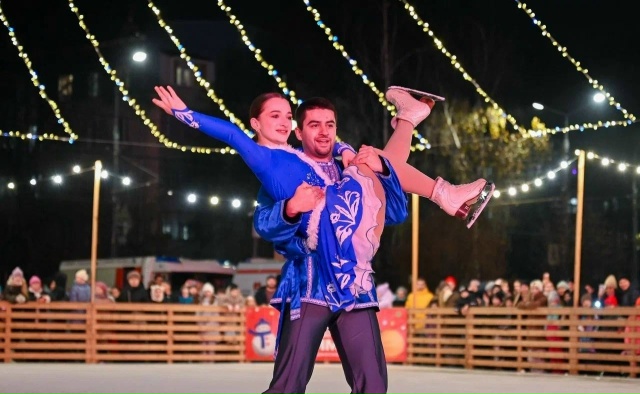 ⛸Каток у кинотеатра «Искра» торжественно открыли
Ле...