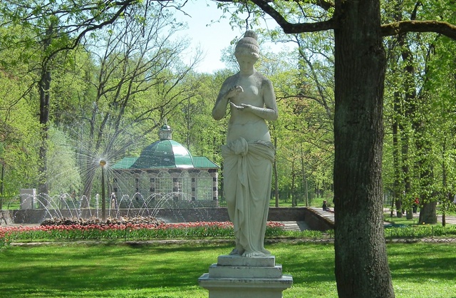 Петергоф. Нижний парк. Статуя 