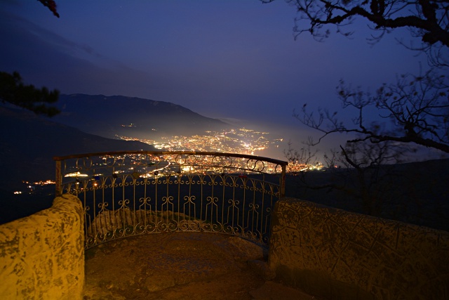 Серебряная беседка ночью и при восходе Луны над всем п?...