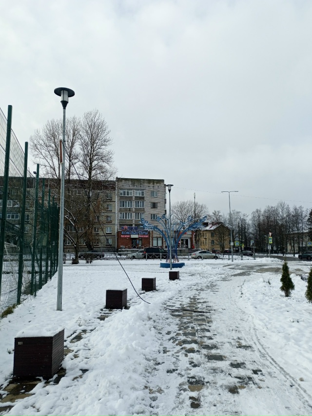 Оборвался провод на детской площадке на Гагарина, рядо...