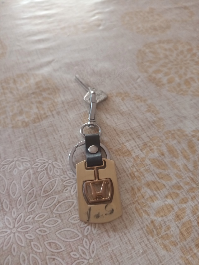 Кто потерял , найдены на элеваторной улице.+79786063860.