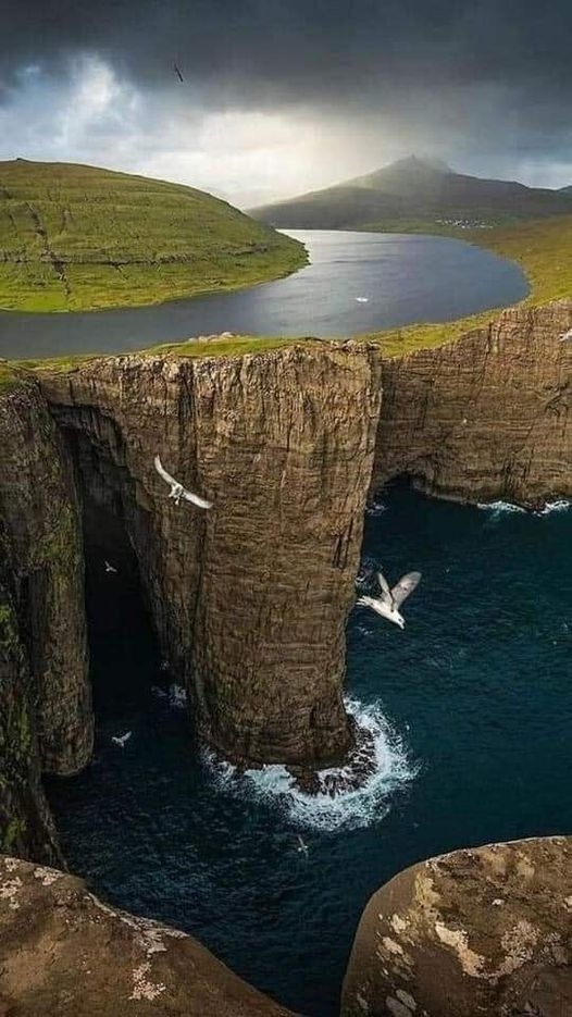 Сорвагсватн — озеро над океаном,
Фарерские острова . Д...
