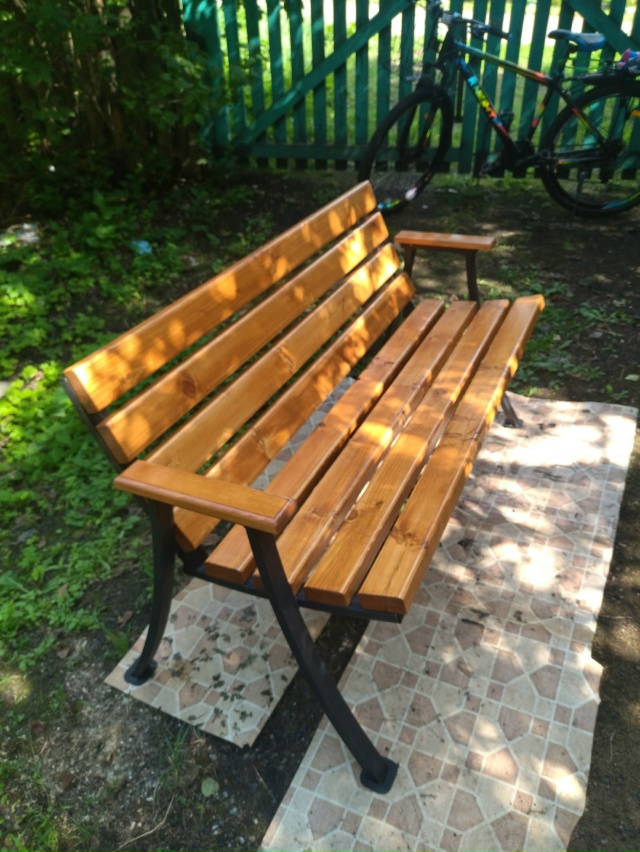 Лавочка садовая продам. Большая на каркасе размер: 135см...