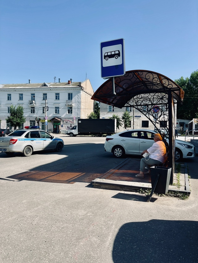 Че за Кент припоркавал свой таз прямо на тротуаре! Не п?...