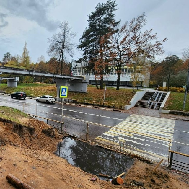 Между поликлиникой и 