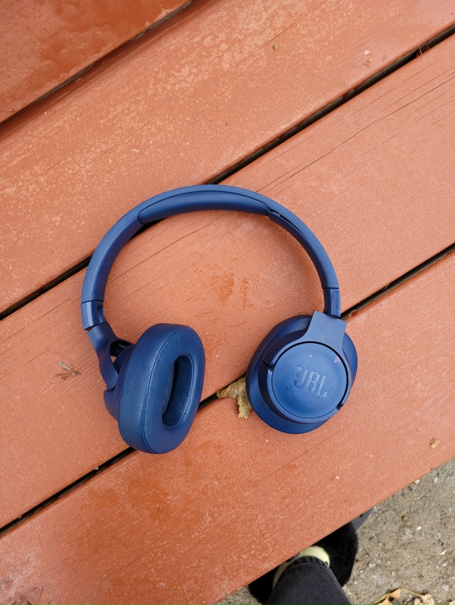 Нашла синие наушники JBL под ларьком у вокзала в Новом П?...