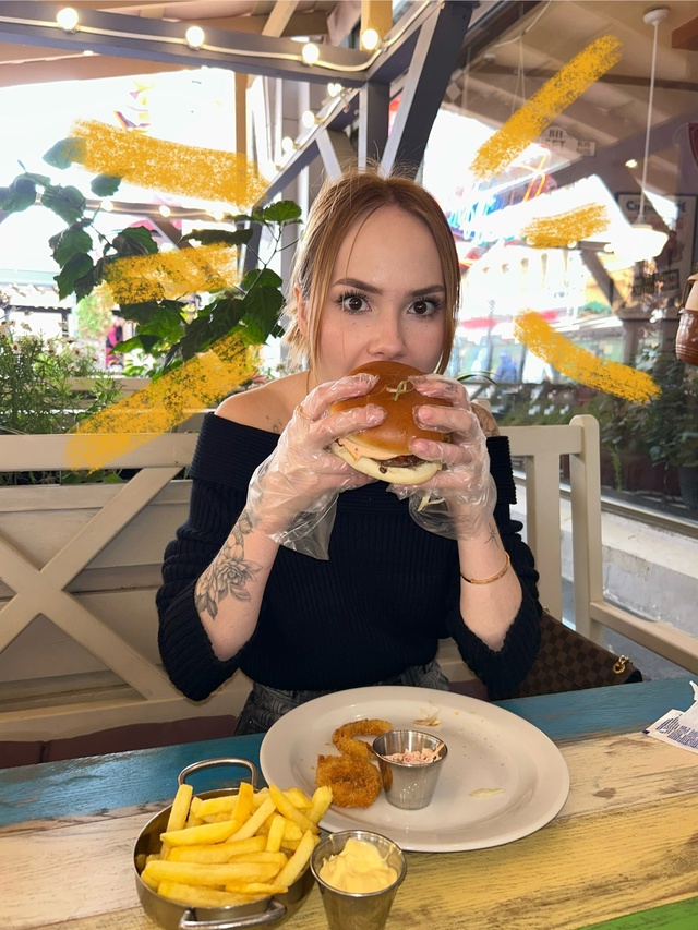 Кушаем бургеры ?