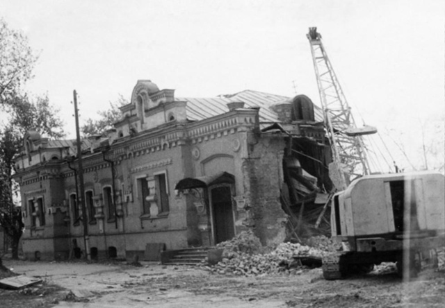 Снос дoмa Ипaтьeвa, где убили семью Романовых. Свердловск...
