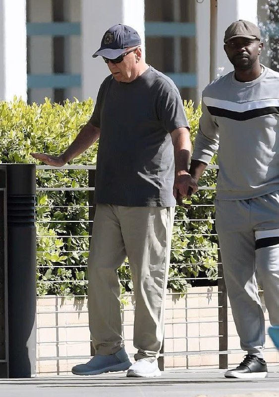 Появились кадры умирающего Брюса Уиллиса: слабеющий актер теперь выходит на улицу с опекуном и за ру