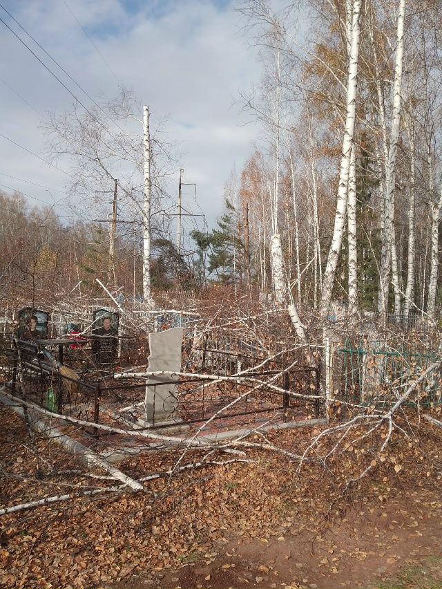 Что происходит на старом кладбище! Кто это будет убира?...