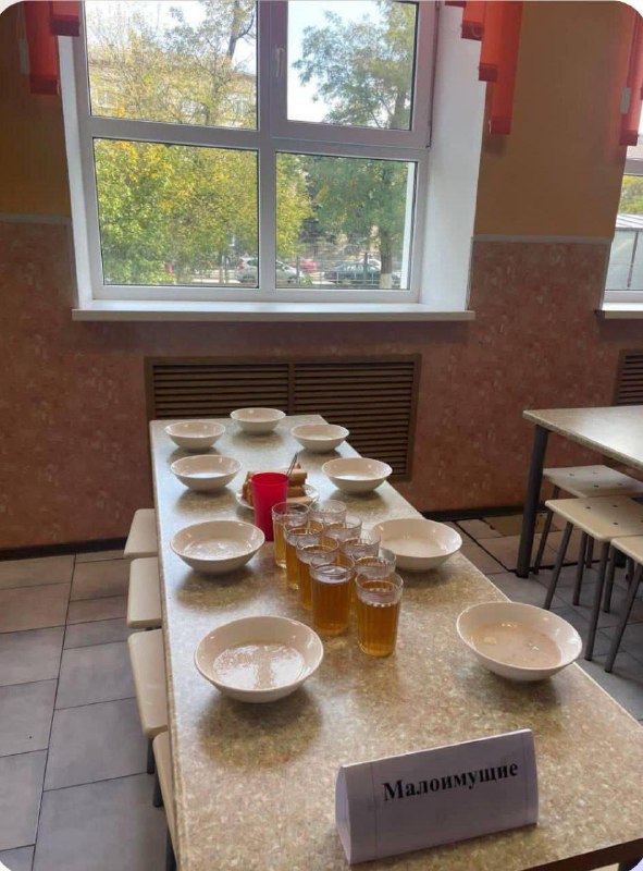 В школьной столовой в Азове (Ростовская область) детей разделили по разным столам.
«У нас ребёнок