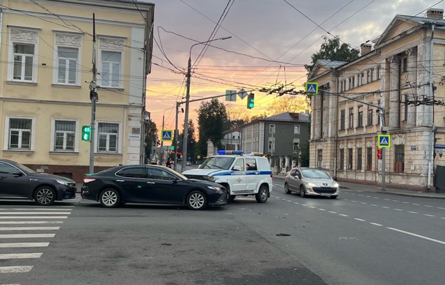 Вот такое ДТП у Серого дома.
