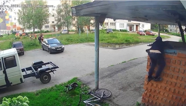 В Ярославской области стена подъезда упала на подрост?...