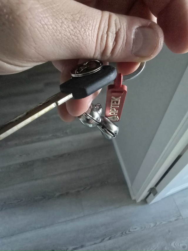 Нашел на олимпийской 5 около 3го подъезда, забрал что бы...