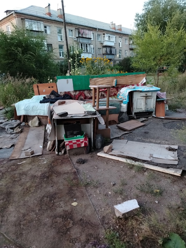 Ул. Мира 8, бомжи празднуют новоселье.