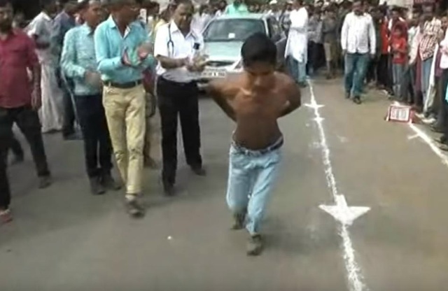 Восемнадцатилетний Абхишек Чуби из Индии, известный т?...