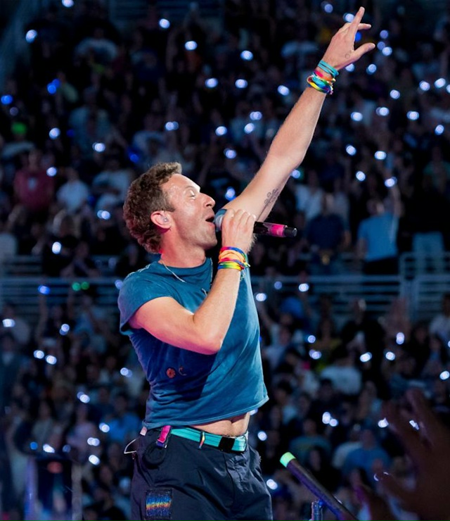 История с концерта Coldplay, где камера поймала на поцелуе ...