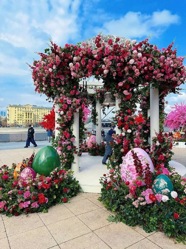 Ой, ну какая красота на Пушкинской набережной! Там и новые фотозоны с цветочками появились — прям ле