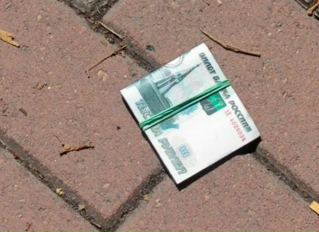 ‼ В Москве находят пачки с деньгами. Подбирать их опас?...