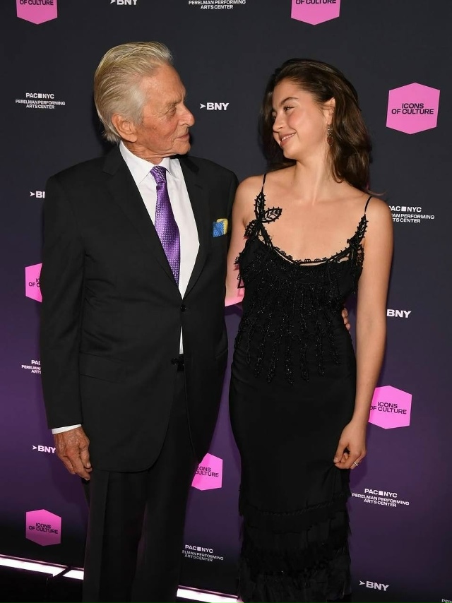 22-летняя Кэрис Дуглас появилась на мероприятии в Нью-Й?...