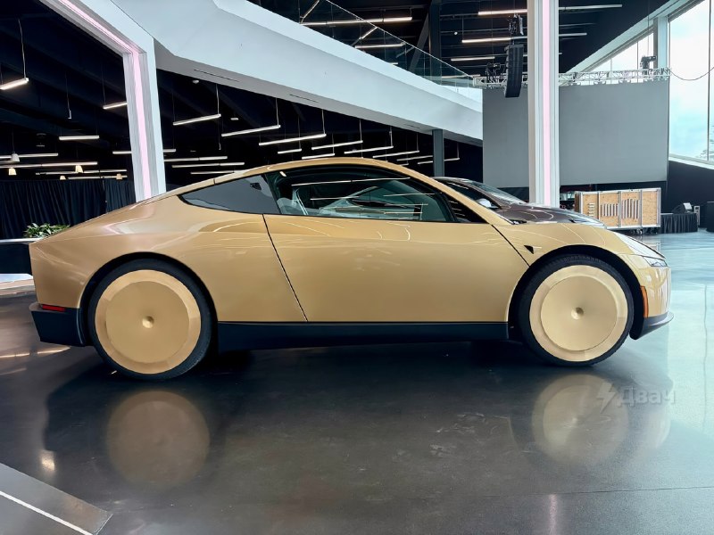 Tesla выкатила первый серийный электрокар без руля и педалей — Cybercab
В салоне машины остался тол