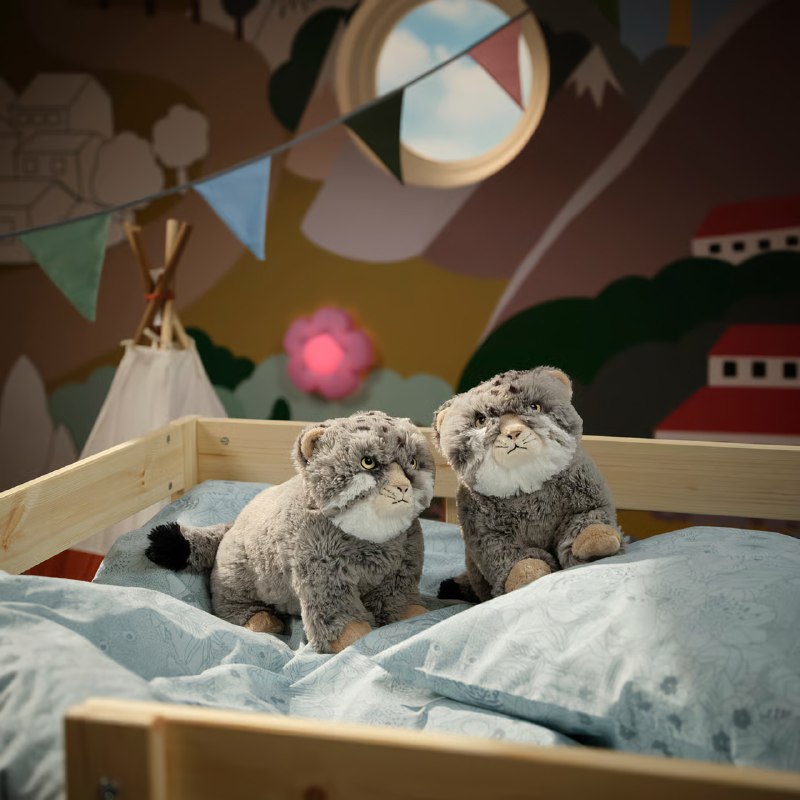 Какой же он злючий: IKEA выпустит плюшевого котёнка манула с максимально недовольной мордой.
Продаж