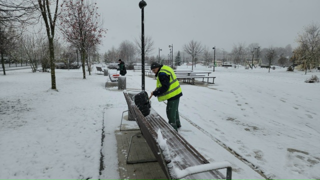 Коммунальные службы убирают снег.
С самого утра в окр?...