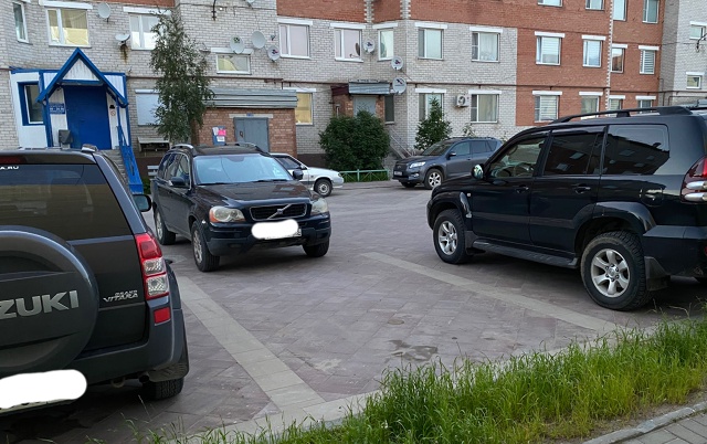 Что за мастер парковки встал по середине проезжей част...