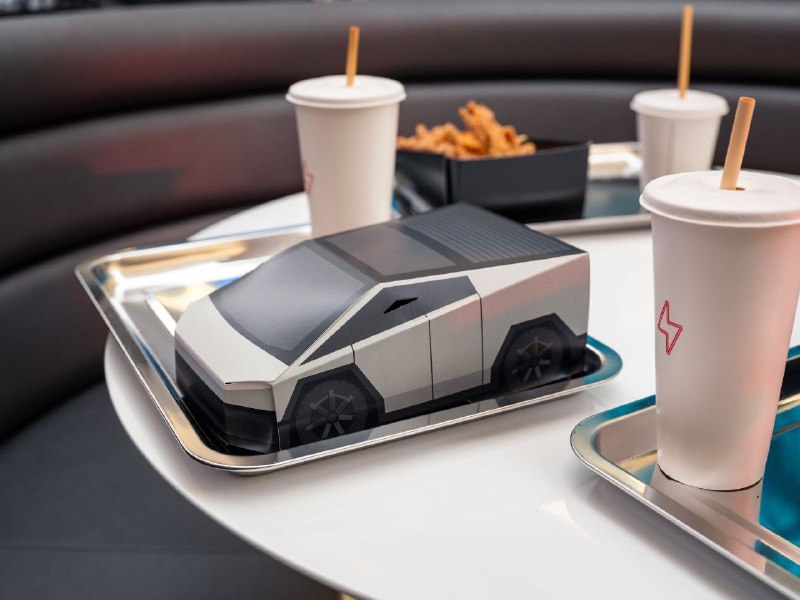 В Голливуде открылся первый ресторан Tesla Diner
В нём есть круглосуточный доступ, 80 станций Super