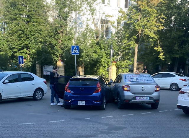 Глупее аварию сложно придумать. Надеюсь, водителя сине...