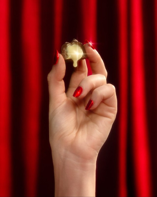 Ору: бренд Hero Cosmetics выпустил шоколадные конфеты в виде ПРЫЩЕЙ ко Дню святого Валентина.
Внутр