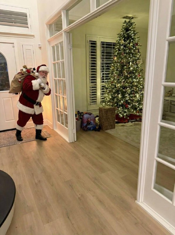 ИИ помогает сохранять детскую веру в чудо.
Парнишка сгенерировал Санта-Клауса на фото своего дома,