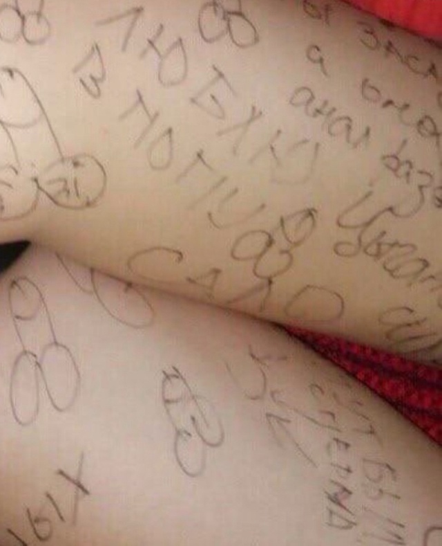 Заснувши, деваха оказалась расписной стеной
Жаль ее(