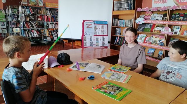 📖 ДОБРЫЙ СКАЗОЧНИК СУТЕЕВ
В Ровненской библиотеке пр...