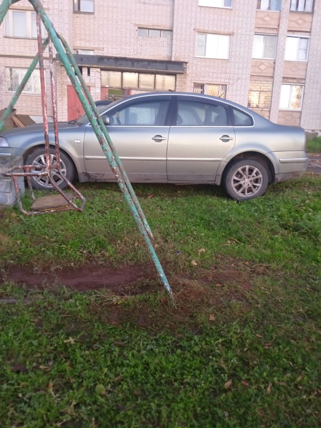 Уже совсем не знают как припарковаться уже на детской ?...