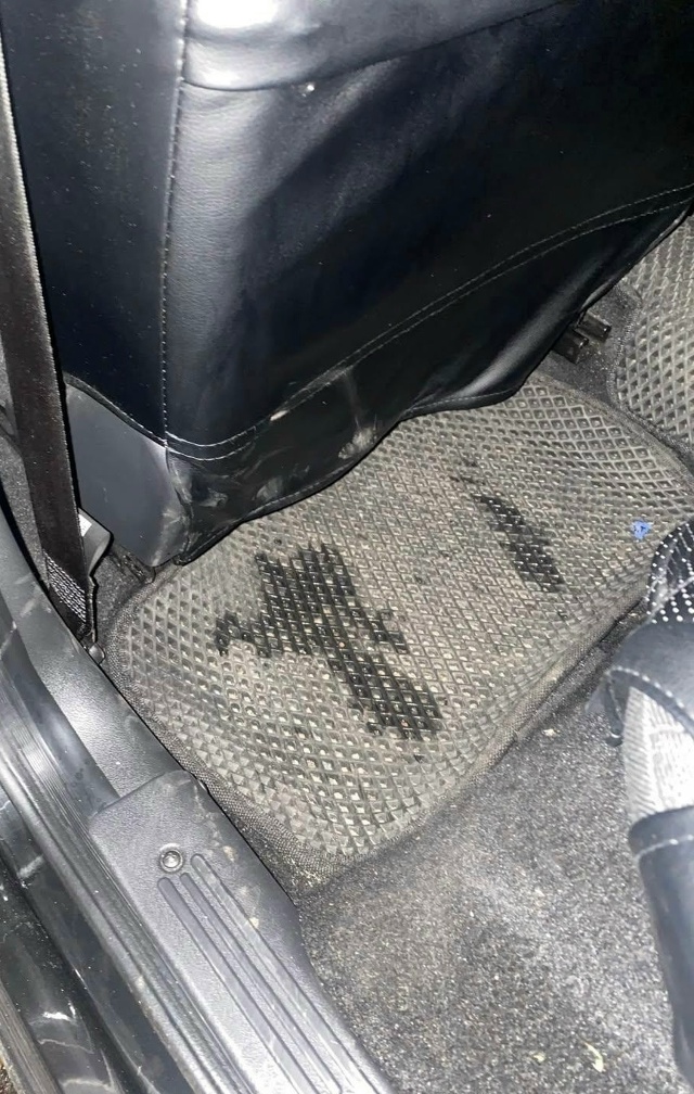 Уважаемые пассажиры такси, так сложно поднимать ноги к...