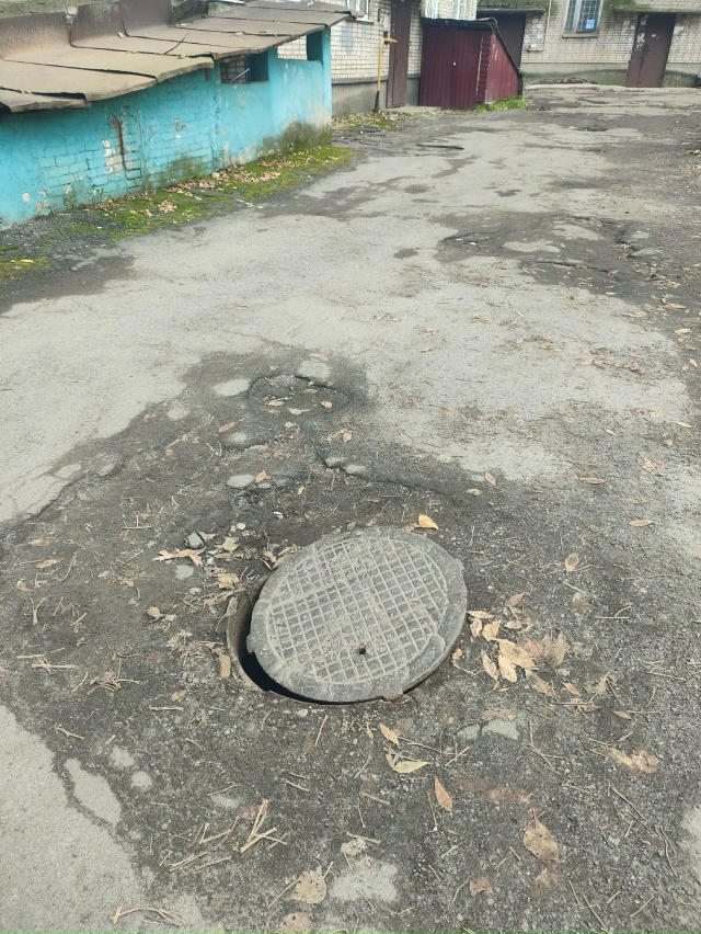 Державина 48 люк открыт уже месяц,никому дела нет,а если...