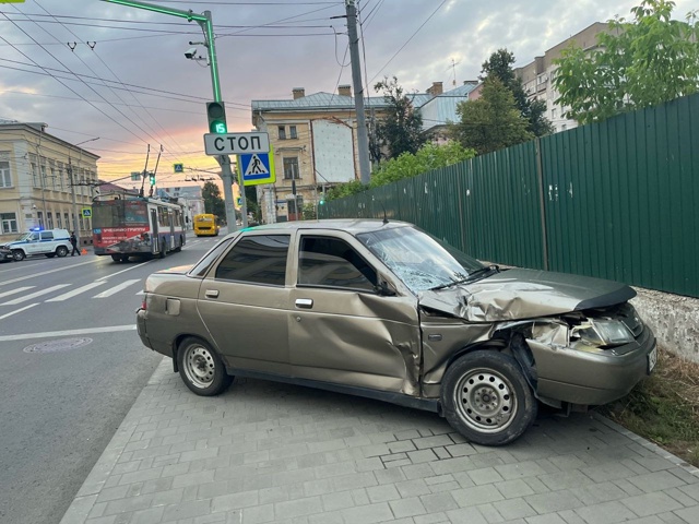Вот такое ДТП у Серого дома.