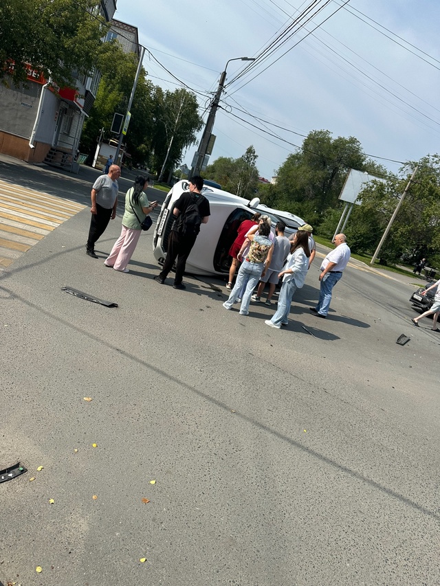 Момент ДТП Гагарина - Свердлова
Люди у нас ездят разучи...