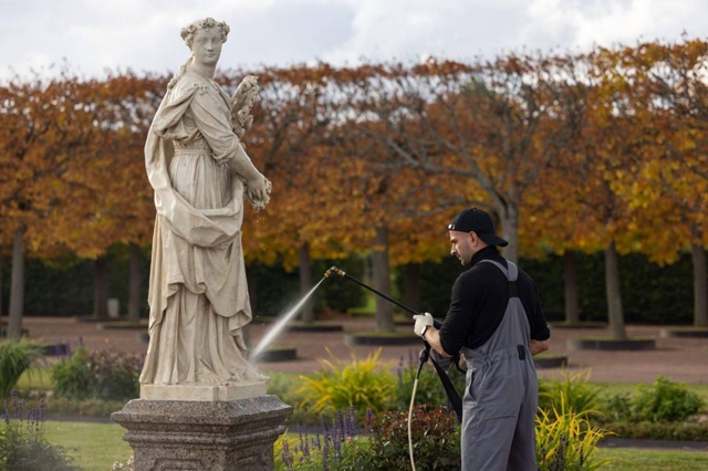 🤩 С заботой о скульптуре
В Петергофе началась ежего?...