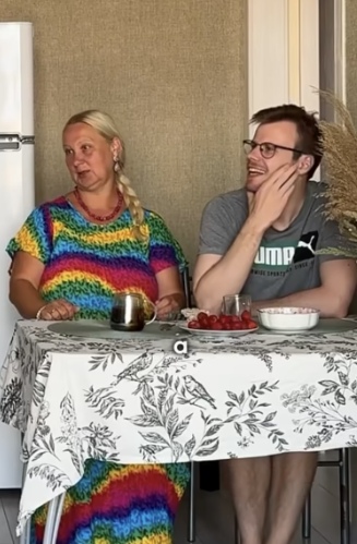 А чем ей кровать не нравится