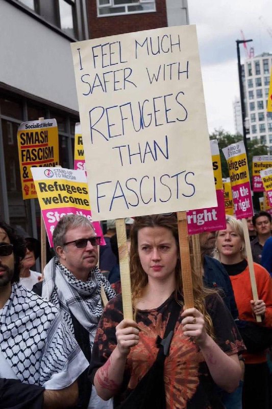 «Я чувствую себя намного более безопасно с сирийскими беженцами, чем с белыми фашистами»
Базару нет