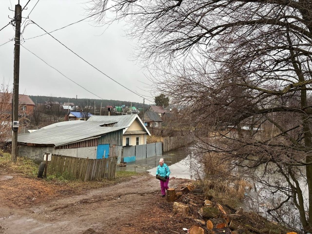 Не дотерпела
Дорогу возле пруда на улице 40 лет Октябр?...