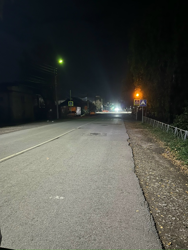 ‼️Очень плохо горит фонарь на пешеходном переходе у д...