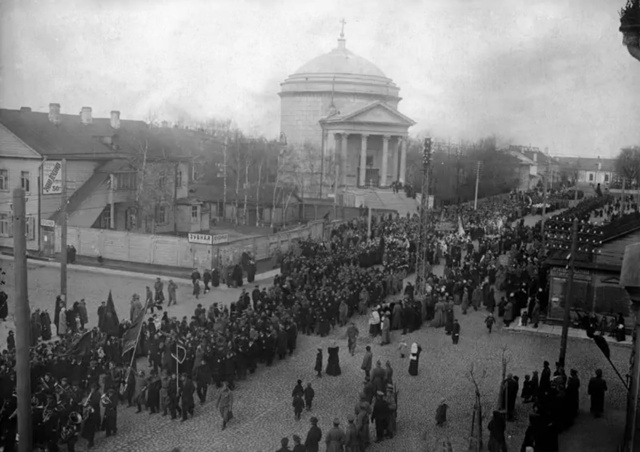 Старый Кронштадт ?
Демонстрация 1 мая 1917 г. у костела, ...