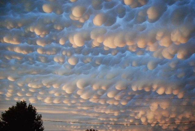 Над Моcквой появились pедкие вымеобразные облака — мам...