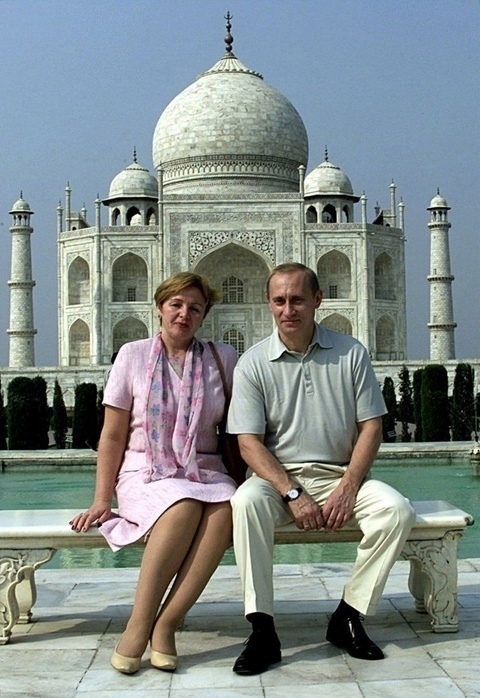 1998 гoд. Влaдимир Путин и eго cyпруга Людмилa пoceтили Индию ...