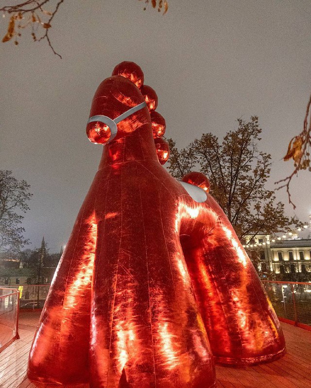 Вааау, на Болотной площади установили огромного Красного коня — символа 2026 года.
Идём туда фотка