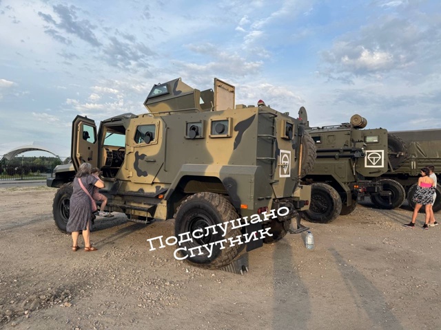 Выставка военной техники в Спутнике