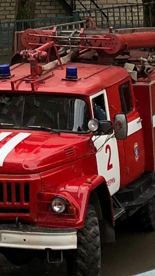 Началось в колхозе утро!
Кто-то бросил окурок в мусоро?...